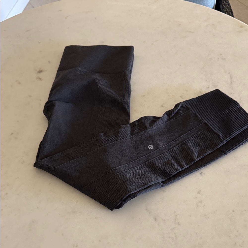 Black Leggings with Logo Lululemon no tags looks like a medium